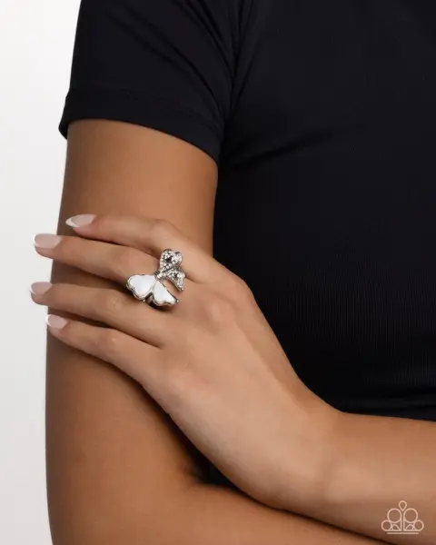 Paparazzi Ring ~ BOW-stopper - White