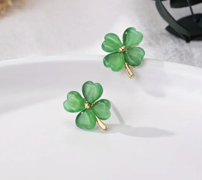 1 Pair Elegant Clover 🍀 Earrings 